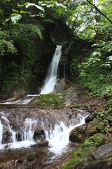 丁字の滝。奥日光・霧降高原を流れる霧降川には4つの滝があり、川に沿って滝を巡る散策ができる。