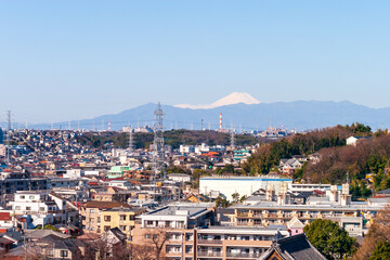冬の横浜日吉から見た雪をかぶった富士山、青空、町並み、山並み