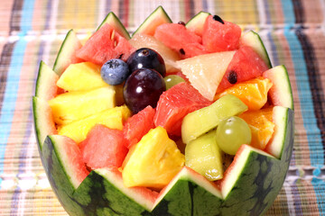 スイカボウルに盛ったカットフルーツ