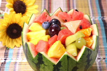 スイカボウルに盛ったカットフルーツ