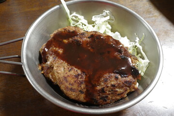 とても美味しい日本のスーパーのメンチカツ