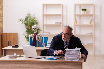Fototapeta premium Dead employee working in the office