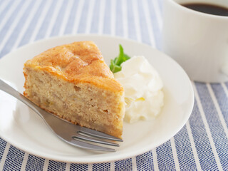 クリームを添えたバナナケーキとコーヒー