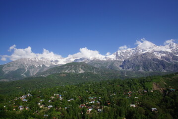 キルギス・アスランバブ村の集落 © Ayumi