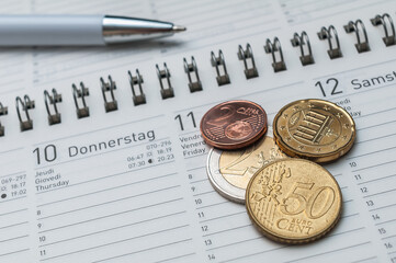 Haushaltsbuch, Geld und Kugelschreiber