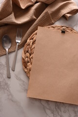 ダイニングテーブルと紙