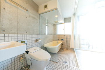 ガラスで仕切られたトイレとバスルーム