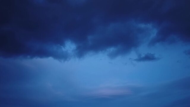 Time lapse nuvole la sera grigie e buie 