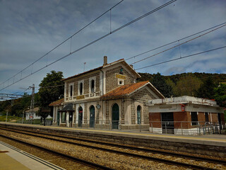 stacja kolejowa budynek architektura kamień tory
