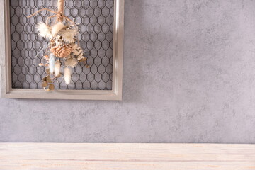 壁にかかったドライフラワーのブーケ