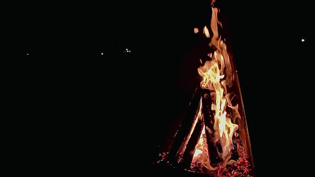 火, 炎, タイムラプス, バーンズ, 熱い, ヒート, 燃焼, たき火, 黒, 赤, 炎, アブストラクト, 夜, オレンジ, 暖かい, 黄色, キャンプファイア, 手紙, 炎, 光, 暗い, 火の, アルファベット, 暖炉