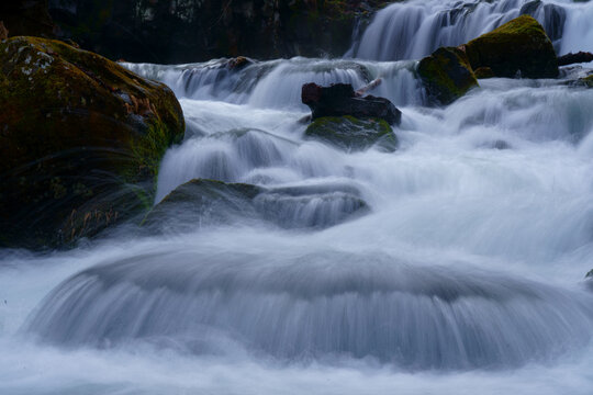 山の中の川」の写真素材 | 115件の無料イラスト画像 | Adobe Stock 