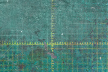 Used green cutting mat with printed grid line. Mat with non-slip and non reflective thick surface. Blade-resistant mat for crafting materials without damaging surfaces. Mat for precise jobs.