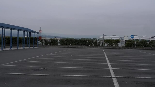 Spazi vuoti parcheggi dei centri commerciali
