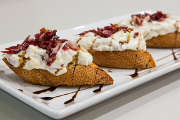 Pincho de ensaladilla y jamón  de un bar del Casco Viejo de Bilbao.