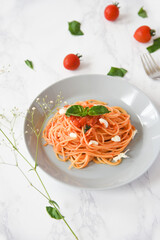 バジルとモッツアレラチーズのトマトソースパスタ