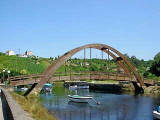Pasarela peatonal sobre el río Mandeo en Betanzos, Galicia