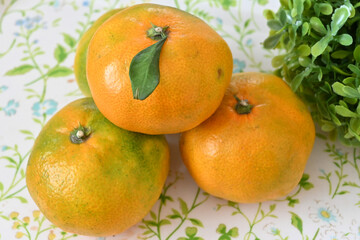 葉の付いたみかん