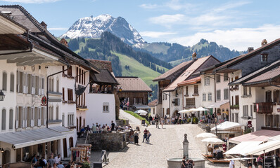 Place du village de Gruyères en Suisse
