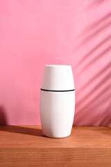 ボタニカルなスキンケアボトル