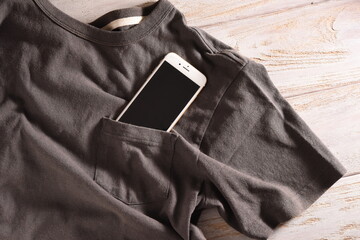 無地のTシャツとスマートフォン