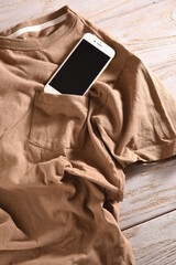 無地のTシャツとスマートフォン