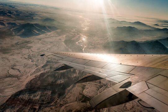 Die Tragfläche eins Passagierflugzeugs über der Winterlandschaft Chinas
