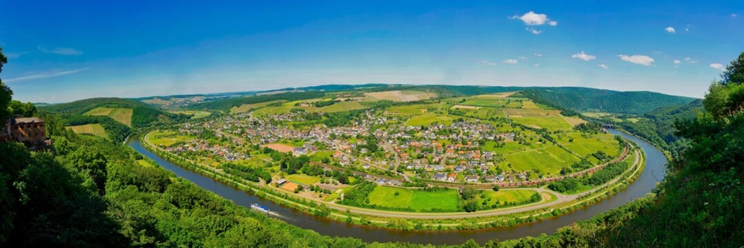 Blick von der Steilwand der Saar auf die Weinbaugemeinde Serrig mit der mittelalterliche Grabkapelle des B&ouml;hmenk&ouml;nigs Johann