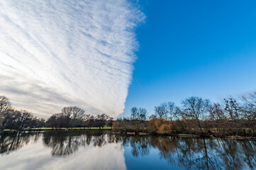 Wetterwechsel über einem See in Frankfurt