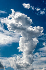 Schönwetterwolken bilden sich am Nachmittagshimmel