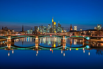 Fototapeta premium Die Skyline von Frankfurt am Main am Abend