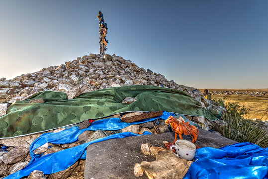 Ein sog. "Owoo", ein aufgt&uuml;rmter Steinhaufen als religi&ouml;se St&auml;tte in der Mongolei