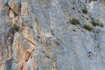 Gente practicando la escalada en una pared de roca, cerca de la población de Jérica, en la...