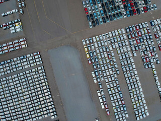 航空撮影した名古屋港のたくさんの輸出自動車の様子