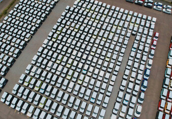 航空撮影した名古屋港のたくさんの輸出自動車の様子