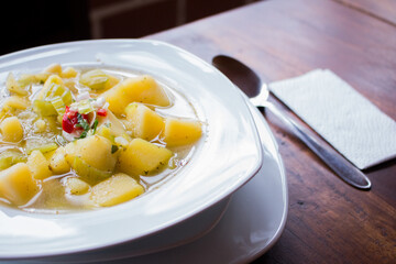 Locro de papa con queso es una sopa tradicional ecuatoriana