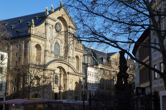 Blick auf die Martinskirche von der Langen Straße aus