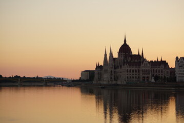 ハンガリー・ブダペスト　早朝のドナウ川と国会議事堂