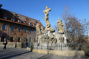 Fototapeta premium Altes Rathaus Bamberg mit Kreuzigungsgruppe