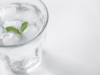 グラスに入れた炭酸水