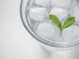 グラスに入れた炭酸水