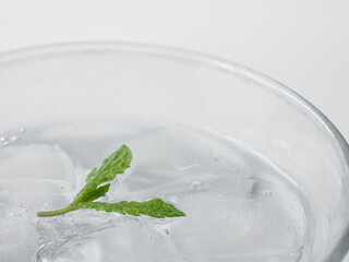 グラスに入れた炭酸水