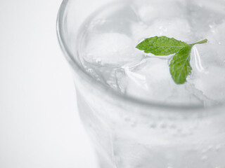 グラスに入れた炭酸水