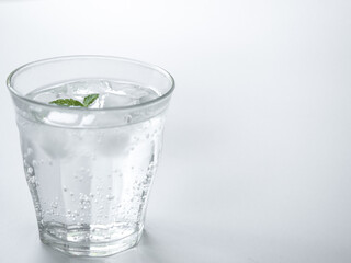 グラスに入れた炭酸水