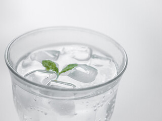 グラスに入れた炭酸水