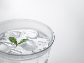 グラスに入れた炭酸水
