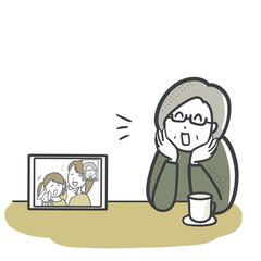 カメラ通話するシニア女性