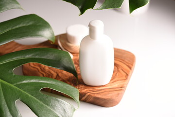 ボタニカルなスキンケアボトル