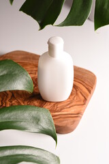 ボタニカルなスキンケアボトル