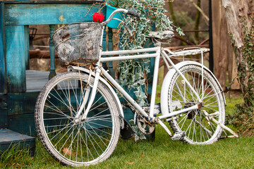 Fototapeta na wymiar Antique bicycle in front old house